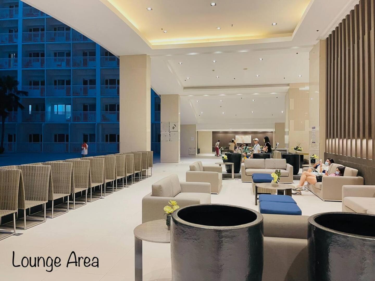 Modern Double-sized Bed With Netflix & Pool View Apartment Manila
