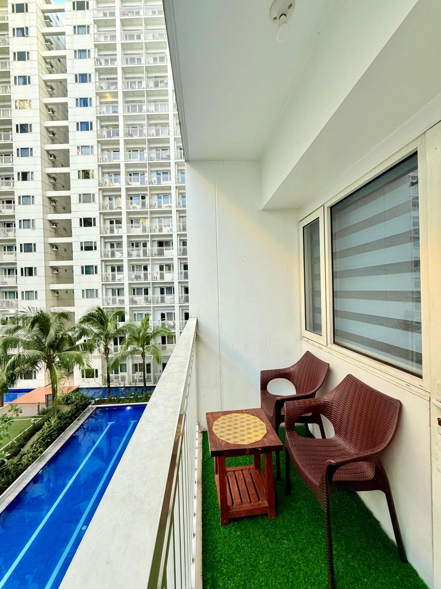 Modern Double-sized Bed With Netflix & Pool View Apartment