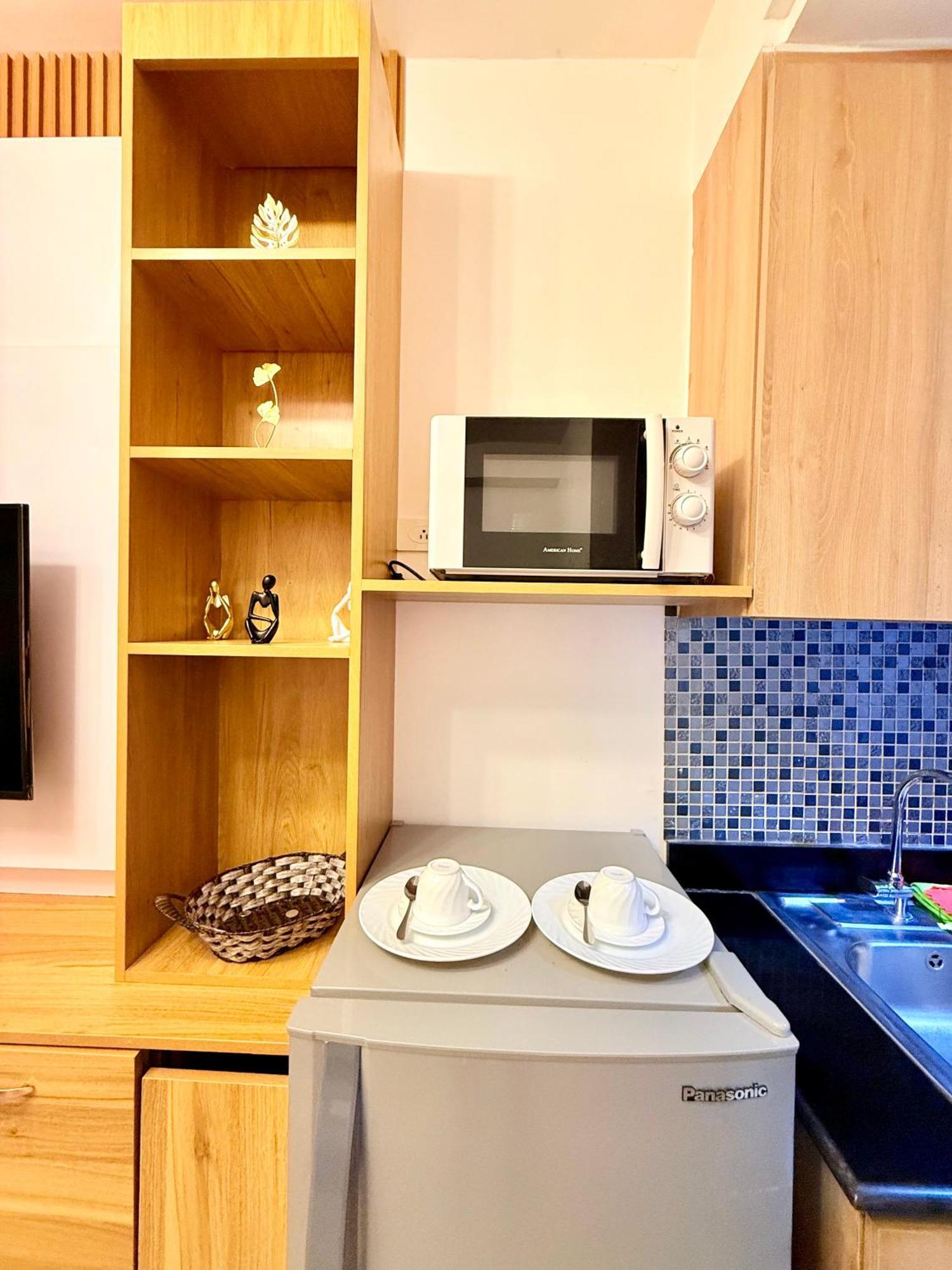 Modern Double-sized Bed With Netflix & Pool View * Manila