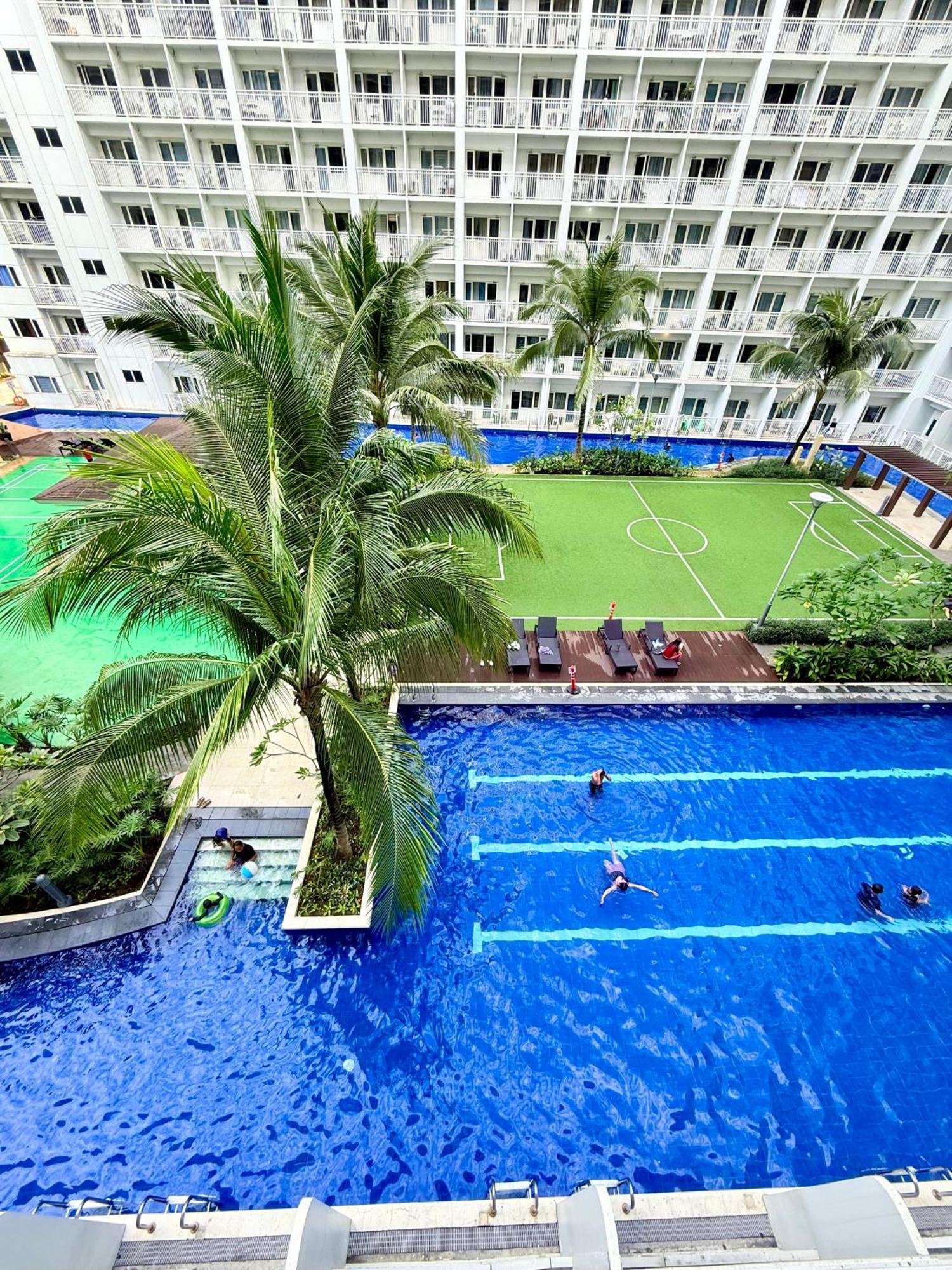 Modern Double-sized Bed With Netflix & Pool View * Manila