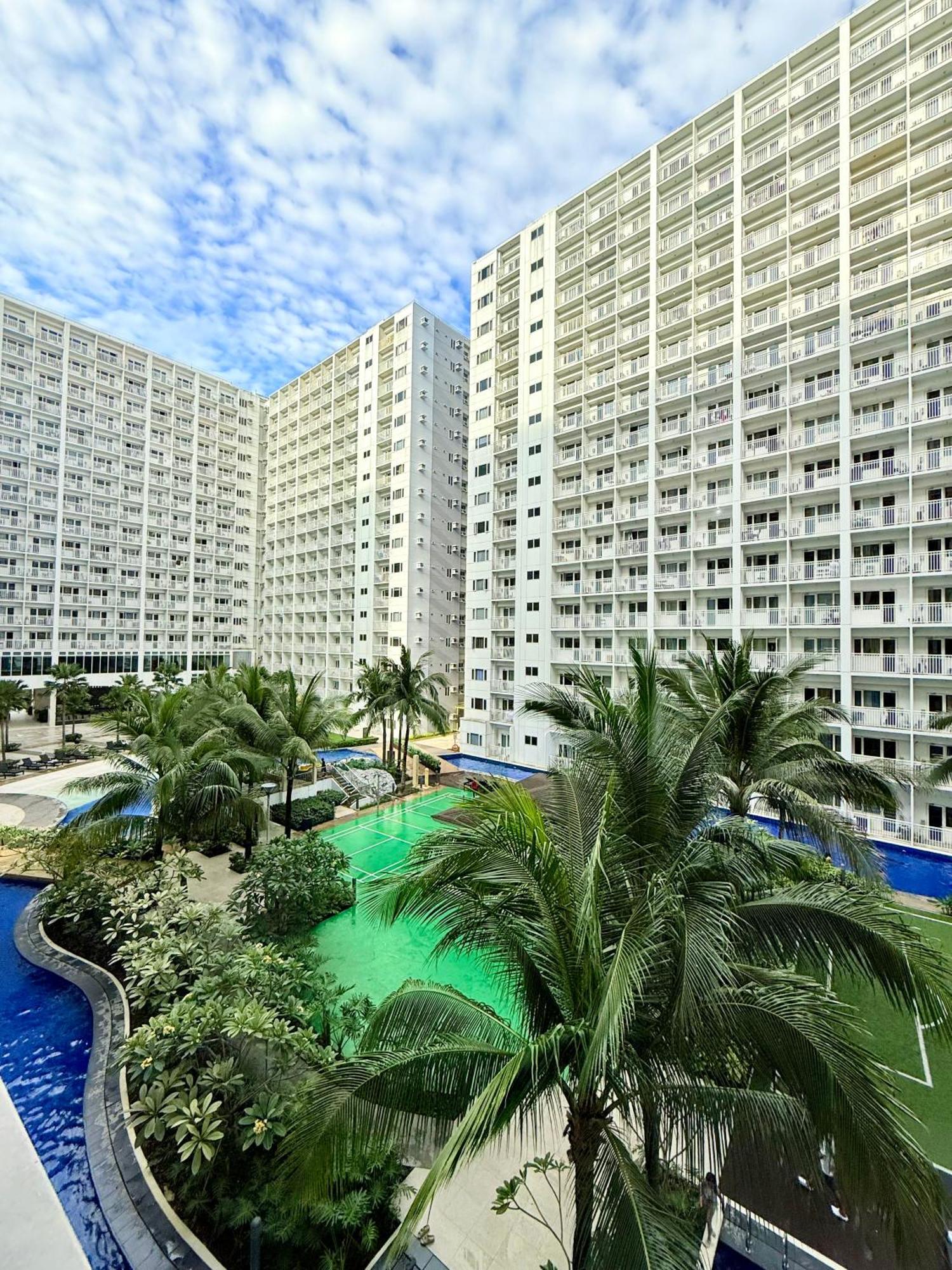 Apartment Modern Double-sized Bed With Netflix & Pool View Manila